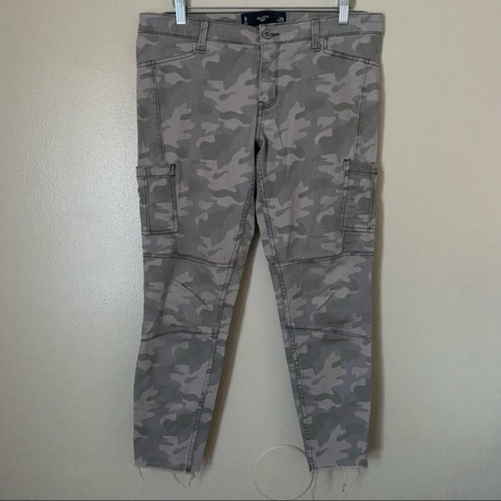 Hollister Camo Print Frayed Hem Crop Skinny Jeans